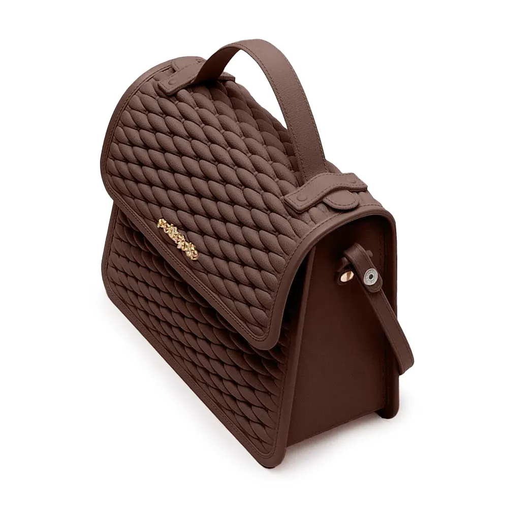 Bolsa Petite Jolie marrom vista lateral destacando textura em relevo e alça ajustável